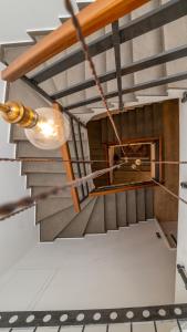 una vista aérea de una escalera de caracol en un edificio en Brettania Hotel, en Ioannina