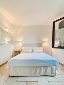 CursiにあるTenuta Donna Giulia SRLSの白いベッドルーム(大型ベッド1台、鏡付)