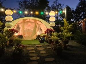 - une tente éclairée dans un jardin la nuit dans l'établissement Villa Noina Glamping, à Ban Nong Takhain