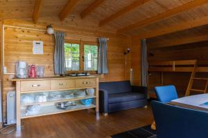 Pokój z biurkiem i krzesłem w kabinie w obiekcie Egtved Camping Cottages w mieście Egtved
