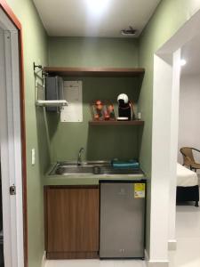 a kitchen with a sink in a room at Hermoso Apartamento de 2 alcobas in Cartagena de Indias