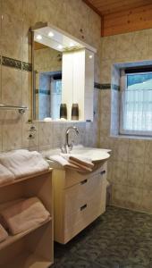 La salle de bains est pourvue d'un lavabo et d'un miroir. dans l'établissement Bio-Ferienhof Hochbrandt, à Spital am Pyhrn