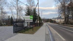 ein Straßenschild an der Seite einer Straße in der Unterkunft Agroturystyka Na Szlaku in Święta Katarzyna