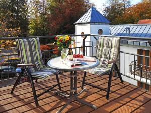d'une table de patio et de 2 chaises sur un balcon. dans l'établissement Kaiservillen Heringsdorf - Ferienwohnung mit 1 Schlafzimmer und Balkon D221, à Heringsdorf