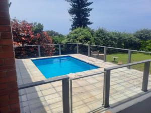 ヒバーデーンにあるHomeleighの- デッキのスイミングプール(周囲にフェンスあり)