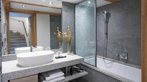 bagno con lavandino e doccia di Residence Amaya a Villard-sur-Doron