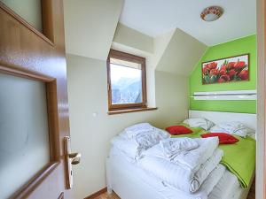 コシチェリスコにあるVisitZakopane - Pistachio Apartmentの窓付きの客室の小さなベッド1台分です。