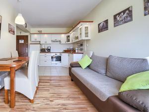 Kuchyňa alebo kuchynka v ubytovaní VisitZakopane - Apartament Pistacjowy