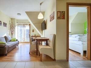 Posteľ alebo postele v izbe v ubytovaní VisitZakopane - Apartament Pistacjowy