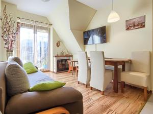 Televízia a/alebo spoločenská miestnosť v ubytovaní VisitZakopane - Apartament Pistacjowy