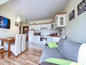 Kuchyňa alebo kuchynka v ubytovaní VisitZakopane - Apartament Pistacjowy