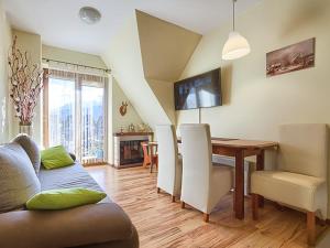 Televízia a/alebo spoločenská miestnosť v ubytovaní VisitZakopane - Apartament Pistacjowy