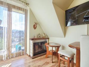 Televízia a/alebo spoločenská miestnosť v ubytovaní VisitZakopane - Apartament Pistacjowy