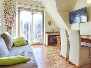Televízia a/alebo spoločenská miestnosť v ubytovaní VisitZakopane - Apartament Pistacjowy