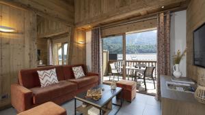 sala de estar con sofá y mesa en Residence Alexane en Samoëns