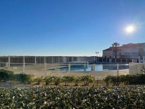 Bazén v ubytovaní Appart Frontignan sur la plage, piscine, wifi, tv, Netflix alebo v jeho blízkosti