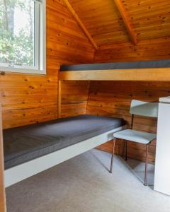 Palanda nebo palandy na pokoji v ubytování Egtved Camping Cottages