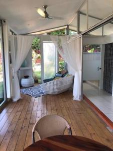 Villa Ananda في Ballena: غرفة معيشة مع أريكة على أرضية خشبية