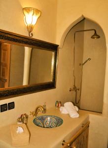 bagno con lavandino, specchio e doccia di Chateau Imilchil a Imilchil