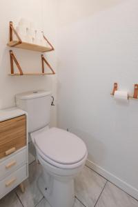 y baño con aseo blanco y lavamanos. en Le Pastel - Métro/ Centres de formation-Fac-Thalès en Toulouse