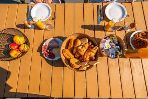 einen Tisch mit Teller mit Speisen darüber in der Unterkunft Comfort Rooms by EuroParcs Schoneveld in Breskens