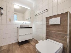 Haus Menno Janssen - Einzelzimmer في نورديرني: حمام ابيض مع مرحاض ومغسلة