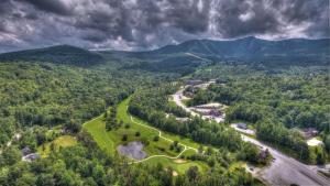 einen Luftblick auf einen Golfplatz in den Bergen in der Unterkunft Killington Center Inn & Suites by Killington VR - Studios in Killington