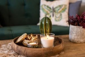 una candela e un vassoio con biscotti e cactus di Ferienwohnung Frostenegg a Nussbaumen Altre 9 foto