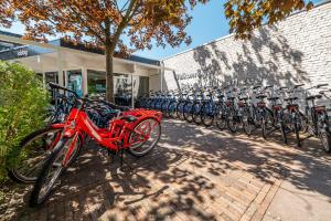 une rangée de vélos garés devant un bâtiment dans l'établissement Comfort Rooms by EuroParcs Schoneveld, à Breskens