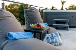 eine Schale mit Obst auf einem Tisch auf einer Terrasse in der Unterkunft Luxury Villa Loma 2 in Sveti Vid-Miholjice