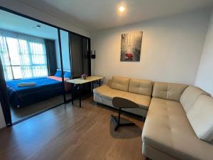 ein Wohnzimmer mit einem Sofa und einem Bett in der Unterkunft 1 bedroom Centrio Condominium Phuket Near Central Festival in Phuket town in Phuket