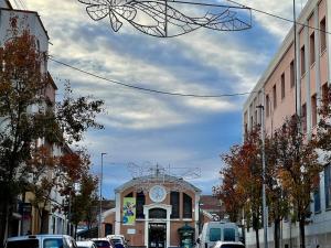 um edifício com um relógio sobre ele em uma rua da cidade em Apartamento espacioso y familiar em Terrassa