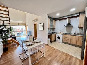 a kitchen with a table and chairs in a room at Apartamento espacioso y familiar in Terrassa