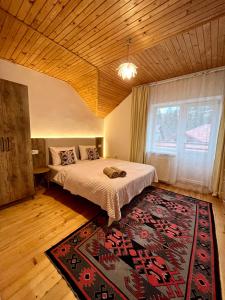 1 dormitorio con cama y alfombra en el suelo en Ніч над Карпатами, en Slavske