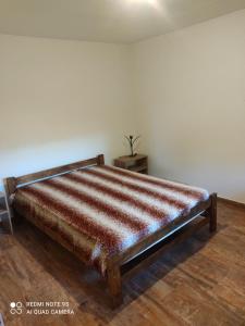 un ampio letto in una stanza con di depto itagua a Mar del Tuyú