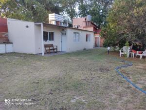 a house with a hose on the yard at depto itagua in Mar del Tuyú