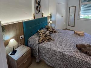 Un pat sau paturi într-o cameră la DREAMY SUNSET, SeaFront, Direct Access To The Promenade,Wifi,Free Parking