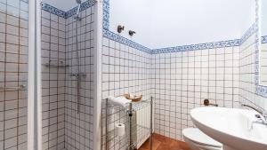 łazienka z toaletą i umywalką w obiekcie La Colina Villanueva del Rosario by Ruralidays w mieście Villanueva del Rosario +23 zdjęcia