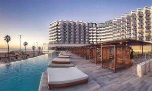 Bazén v ubytovaní Cádiz Bahía by QHotels alebo v jeho blízkosti