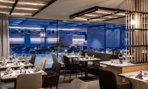 فندق شمونغ في ألب دي سوزي: مطعم بطاولات وكراسي وغرفة طعام