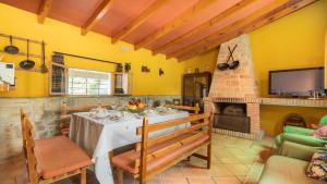 uma sala de jantar com uma mesa e uma lareira em Cortijo el Cortijuelo Villanueva de Algaidas by Ruralidays em Villanueva de Algaidas