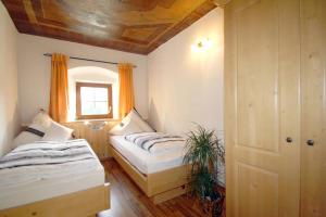 a room with two beds and a window at Ferienwohnungen Bergerhof in Sachrang