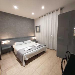 1 dormitorio con 1 cama con 2 toallas en Hotel Convertini, en Milán