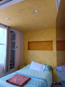 Schlafzimmer mit einem Bett mit Holzdecke in der Unterkunft PentHouse con Roof Garden Privado Aeropuerto CDMX in Mexiko-Stadt