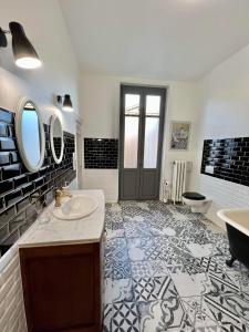 カルカソンヌにあるCarcassonne Bastideのバスルーム(洗面台、トイレ、鏡付)