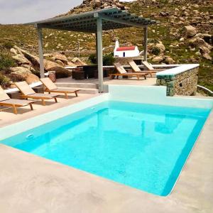 - une piscine avec des chaises et un kiosque dans l'établissement Paradise Estate Community, à Paraga