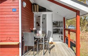 un patio con mesa y sillas en una terraza en Gorgeous Home In Nex With Wifi en Neksø