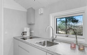 Kuchyň nebo kuchyňský kout v ubytování A Stunning Home In Nexø With 1 Bedrooms And Wifi