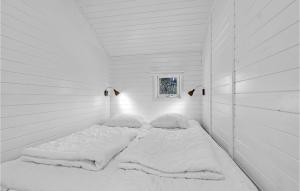 Postel nebo postele na pokoji v ubytování A Stunning Home In Nexø With 1 Bedrooms And Wifi