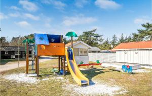 un parque infantil con un tobogán y un tobogán en Gorgeous Home In Nex With Wifi en Neksø